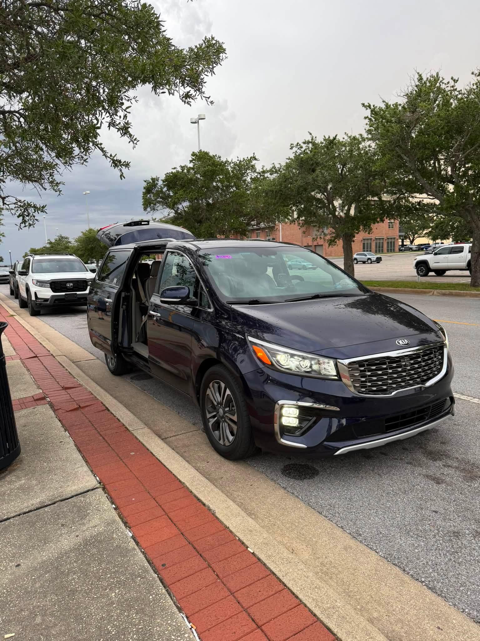 Blue FYND Kia Sedona parked in Pensacola