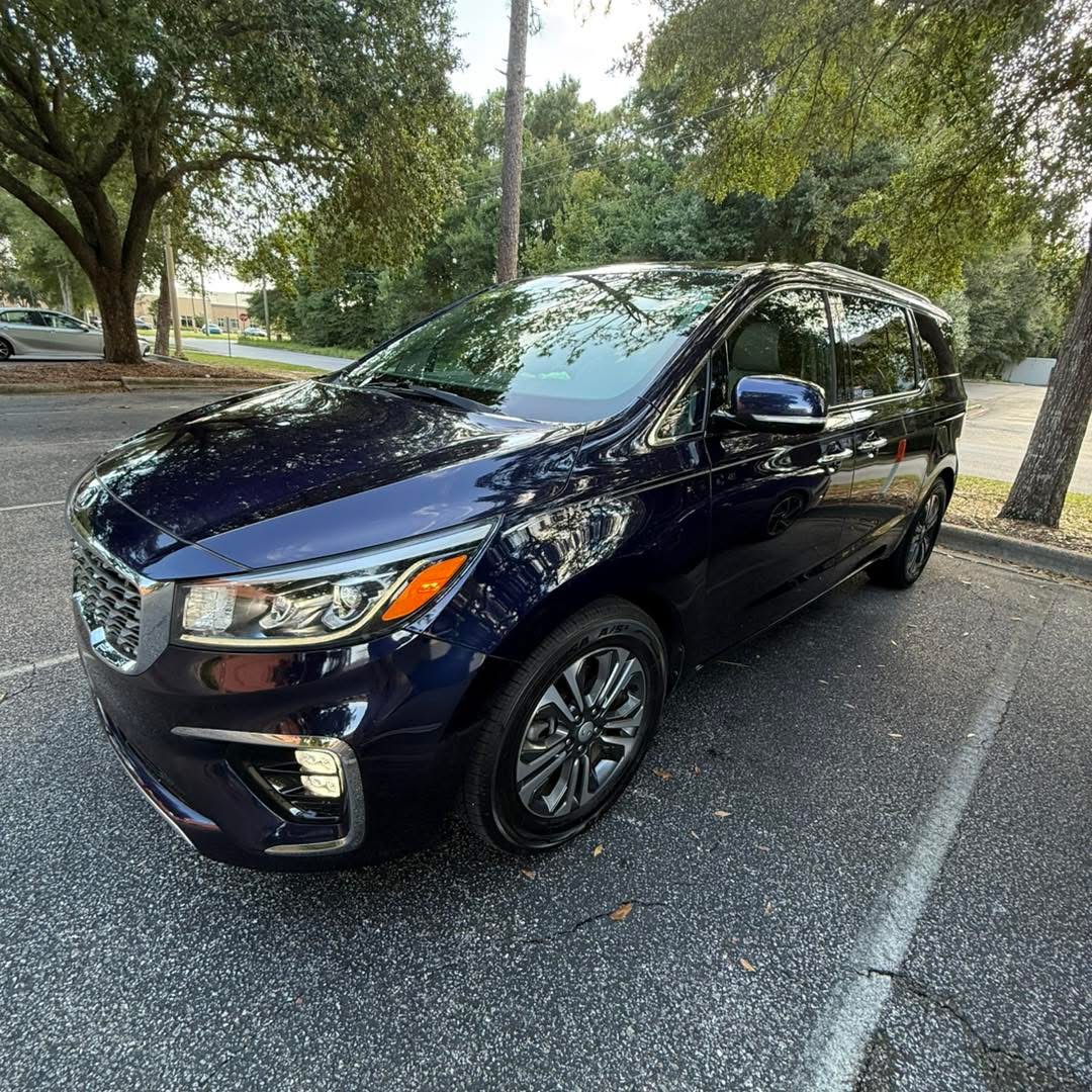 Kia Sedona van daytime front-angle for pre-arranged rides